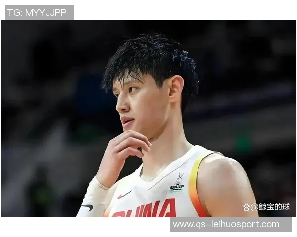 曾凡博与狄龙赛前激情致辞引发现场球迷热烈欢呼气氛高涨 曾凡博与狄龙赛前激情致辞引发现场球迷热烈欢呼气氛高涨