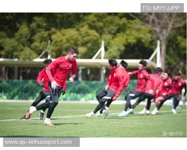 海港队训练照曝光加布里埃尔热情竖大拇指展现团队士气 海港队训练照曝光加布里埃尔热情竖大拇指展现团队士气