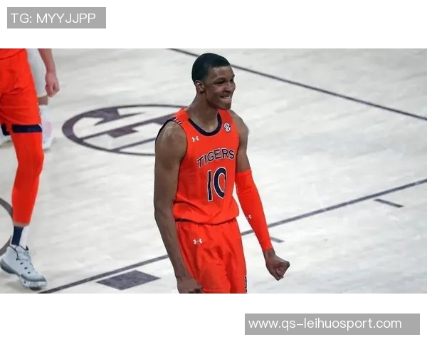 小贾巴里史密斯精彩反击轻松双手扣篮震撼全场展现超强实力