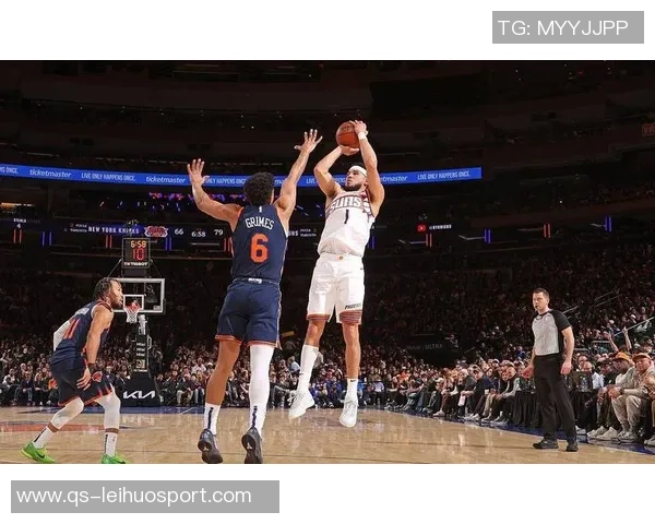 布克称赞布伦森为联盟最难防守球员之一灵活性与得分能力兼具 布克称赞布伦森为联盟最难防守球员之一灵活性与得分能力兼具